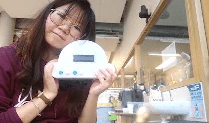 Yuxuan et son robot LUMIAGE ©Yuxuan Li

Yuxuan Li, étudiante, apprendre l'électronique et inventer pour la santé mentale