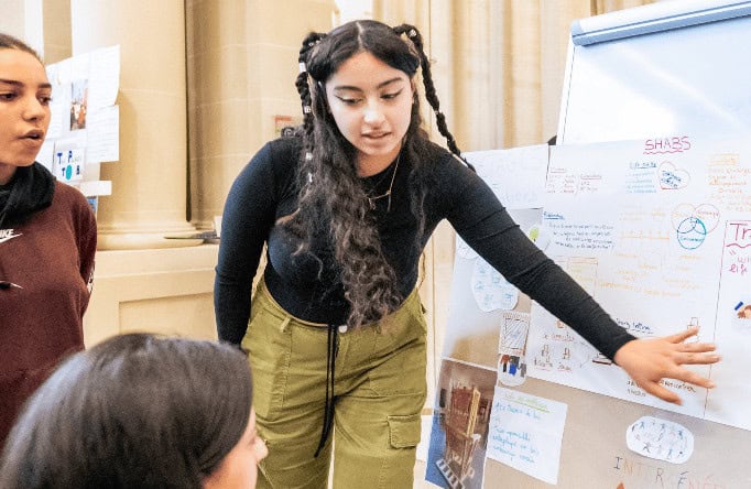 Presentation of the project by a schoolgirl Photo by ©Quentin Chevrier used to illustrate the work of schoolgirls in preparation for the meeting with a Paralympic athlete.