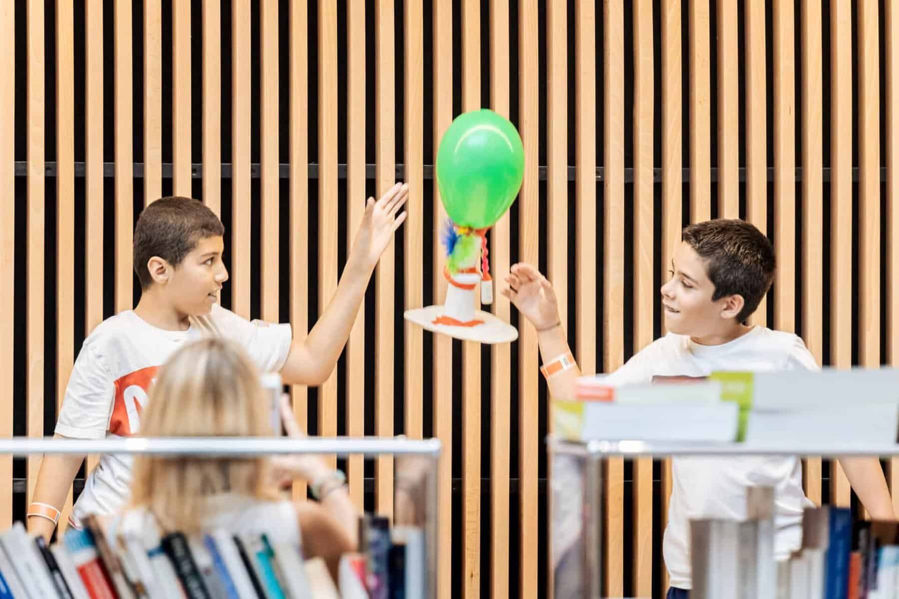 Group of students building projects, like the Bâtisseurs de Possibles program